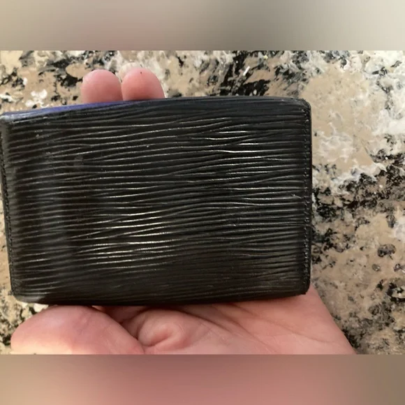 Louis Vuitton VINTAGE Epi 6 Key Holder in a beautiful noir color. - Picture 2 of 12